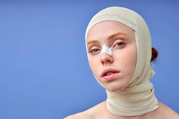 Fashionabla porträtt av ung vacker kvinna i bandage på en isolerad bakgrund. — Stockfoto