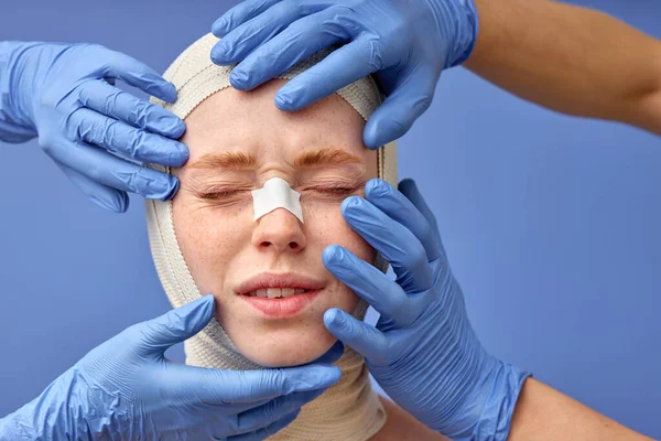 Испуганная женщина с бинтом на голове перед пластической операцией, боится — стоковое фото