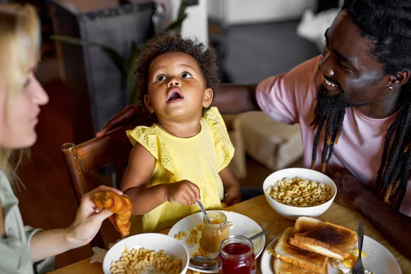 Παιδί τρώει πρωινό. Το παιδί τρώει πόριτζ με φρούτα. Μικρό κορίτσι στο τραπέζι στην κουζίνα — Φωτογραφία Αρχείου