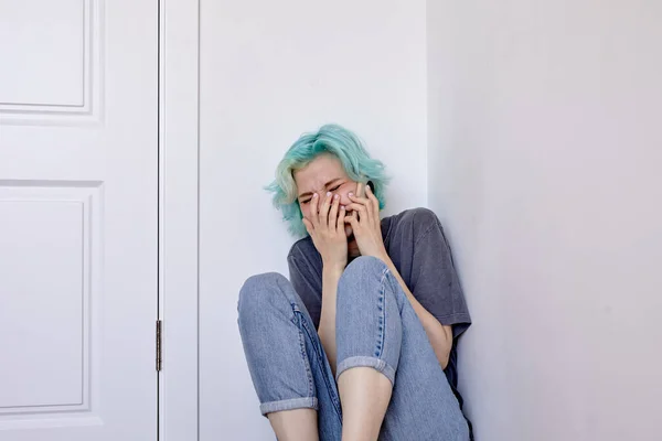 Chorar jovem mulher solitária em depressão falando ao telefone recebe más notícias — Fotografia de Stock