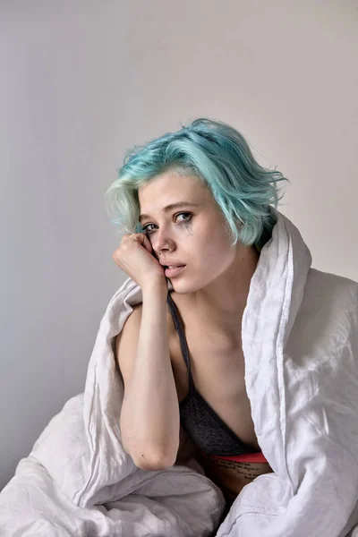 Einsam trauriger Teenager-Student weint allein zu Hause auf Perle sitzend, Traurige Frau unglücklich — Stockfoto