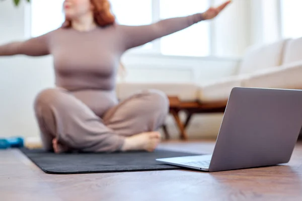 Spor giyim kuşamında kesilen kadın yoga öncesi kollarını esnetiyor. — Stok fotoğraf