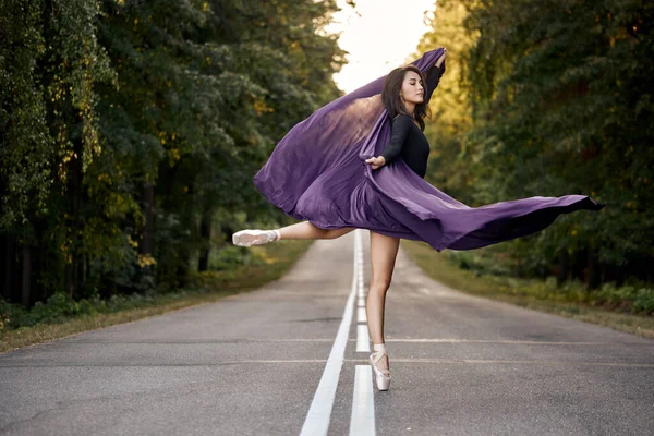 Danseuse de ballet moderne faisant de l'exercice en forêt sur route. danseuse avec tissu translucide — Photo