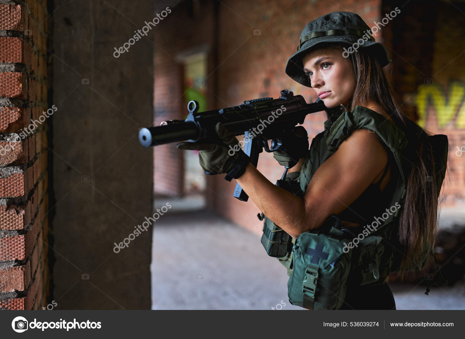銃　女性 