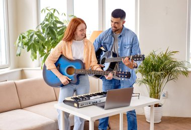 Müzik, insanlar, müzik aletleri ve eğlence konsepti. Kafkasyalı müzisyenler.