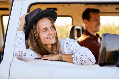 Kafkasyalı mutlu çift, doğada sarı eski minibüs yolculuğuna hazır.