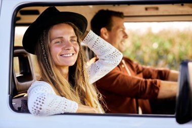 Kafkasyalı mutlu çiftin eski model mini minibüs sürüşü, doğanın tadını çıkarışı.