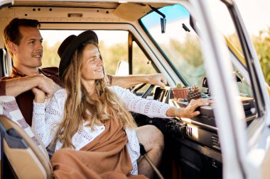 Manzaranın tadını çıkarmak için durdum. Minibüste oturan güzel genç çift.