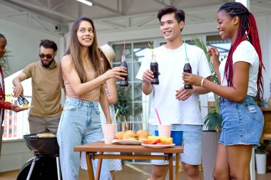 Sıradan yaz kıyafetleri içinde güzel genç kadınlar ve erkekler parti boyunca eğlenin.