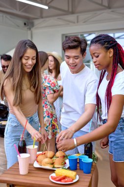 Çekici Heyecanlı Erkekler ve Kadınlar Terasta El Yapımı Sandviç Yiyiyor