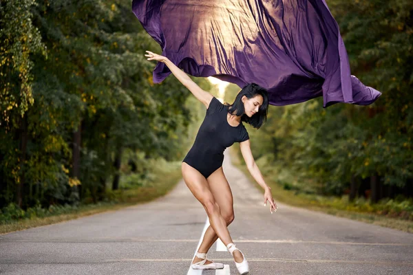 La liberté. Jeune et gracieux danseur de ballet en forêt. Art, mouvement, action, flexibilité — Photo