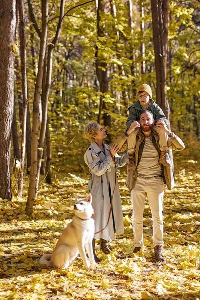 Schöne Familie fühlt Zärtlichkeit miteinander, Spaziergänge im Wald oder Park — Stockfoto