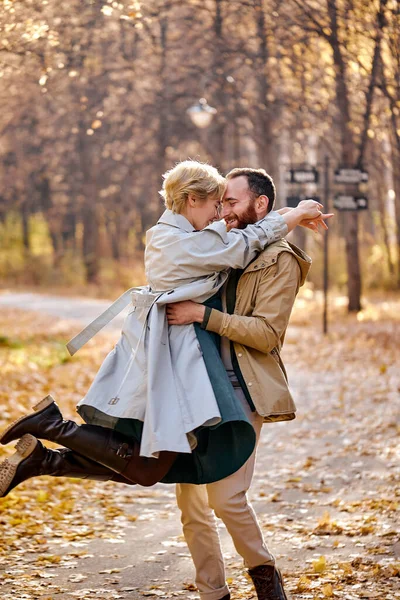 Hermosa pareja disfrutando el uno del otro en el parque de otoño. Bonito día de otoño. — Foto de Stock