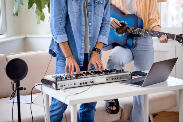 Kesilen Erkek, Denim Jacket çalarken, kadın gitar çalıyor.