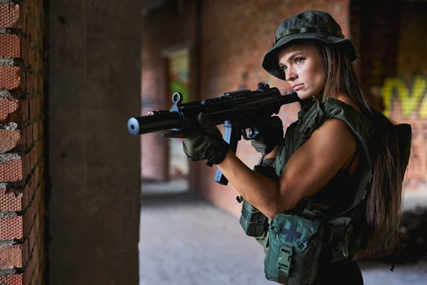 Bellissimo e attraente soldato dell'esercito femminile in posa con arma da fuoco — Foto Stock