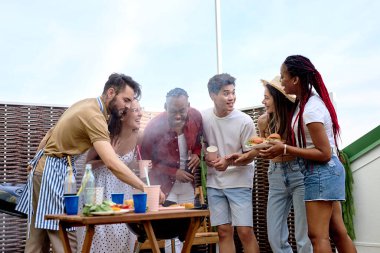 Genç pozitif arkadaşlar akşamları terasta barbekü partisi veriyorlar.
