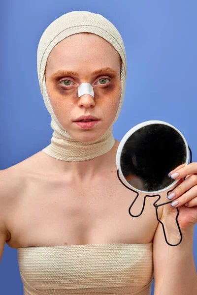 Hudkontroll efter plastikkirurgi.Närbild av kvinna med bandage över huvudet — Stockfoto