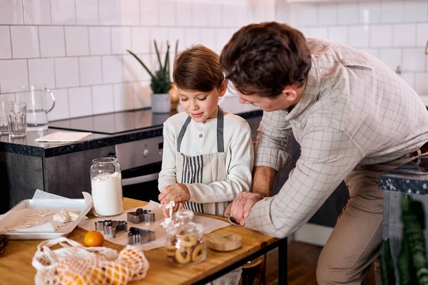 Niño aprendiendo a cocinar en una clase de cocina junto con el padre. Papá y yo Hecho a mano —  Fotos de Stock