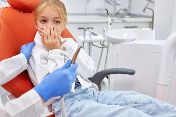 Tandläkare kommer att utföra tandfyllning förfarande till rädd barn flicka — Stockfoto
