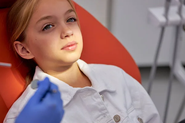 Ελαφρύ κορίτσι πριν το τσεκάπ από οδοντίατρο στην οδοντιατρική κλινική. Υγιή δόντια και ιατρική — Φωτογραφία Αρχείου