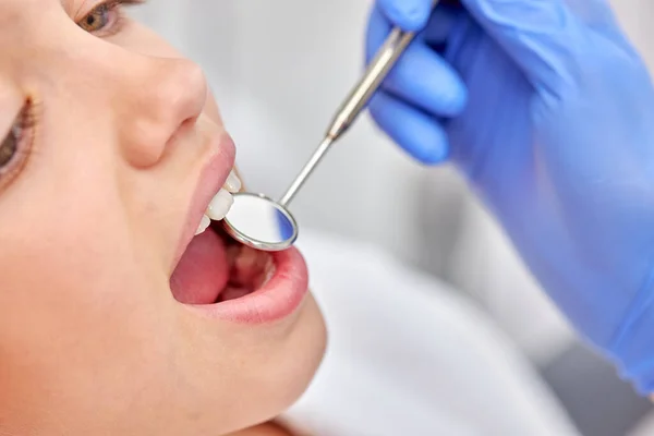 Чарівна дівчинка оглядається стоматологом у стоматологічній клініці. Здорові зуби та ліки — стокове фото