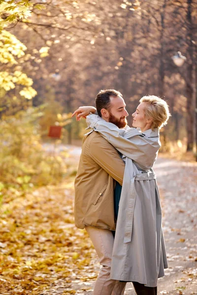 Casal bonito está andando no parque no outono queda de folha, descansando na natureza juntos. lazer. — Fotografia de Stock