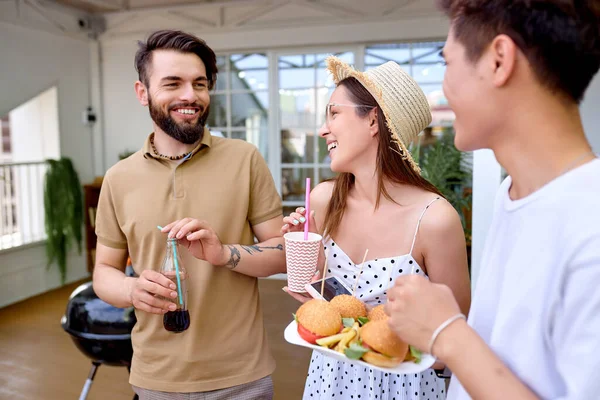 Mutlu öğrenciler mangal pikniğinde birlikte eğleniyorlar..