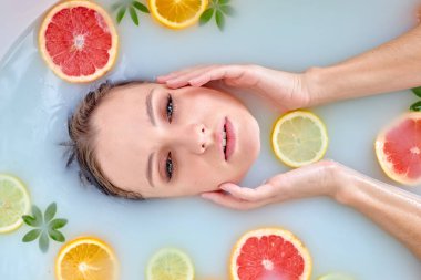 Dinlenme, dinlenme ve hafta sonları güzellik günü. Banyodaki kadın manzarası