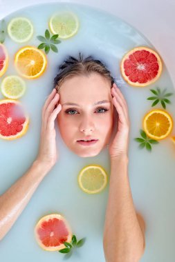 Dinlenme, dinlenme ve hafta sonları güzellik günü. Banyodaki kadın manzarası