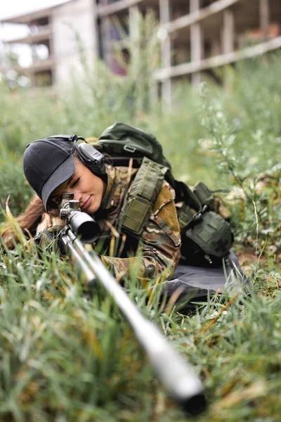 Militaire avec un fusil avec une vue optique. Chasseuse de chasse sportive féminine en forêt — Photo