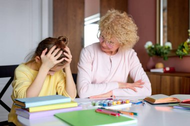 Depresyondaki kızın portresi düzgün bir şekilde ev ödevi yapmıyormuş.
