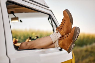 Minibüsün camından dışarı bakan yan görüş bacakları. alternatif seyahat yolu