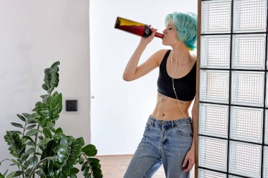 Depresyon, yalnızlık ve stresten muzdarip şarap içen mutsuz bir kadın.