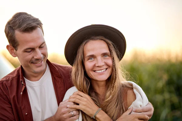 Zomer, roadtrip, vakantie, reizen en mensen concept. gelukkig paar in de natuur — Stockfoto