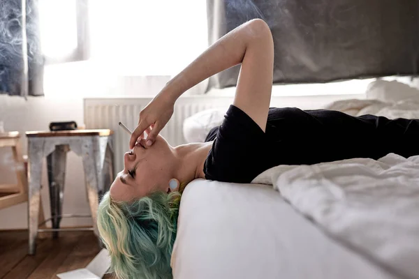 Vit kvinna ledsen av kärlek, rökning på grund av stress efter att ha brutit med pojkvän — Stockfoto