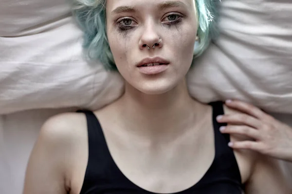 혼자 침대에 누워 있는 우울증에 걸린 여자는 두려움이나 우울 함을 느끼며 불면증에 시달린다 — 스톡 사진