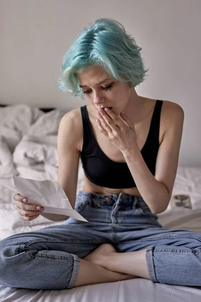 Frau begeht Selbstmord, weint beim Lesen von Briefen, sitzt zu Hause im Bett — Stockfoto