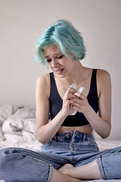 Frau wird Selbstmord begehen, weint beim Lesen von Brief, sitzt im Bett — Stockfoto