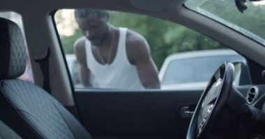 Araba hırsızı, araba hırsızı, kapı kıran, hırsız, araba hırsızı, kaçmaya çalışan hırsız.