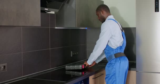 Scatola di apertura idraulico abile con strumenti vicino al lavandino in cucina — Video Stock