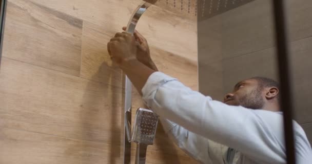 Black professional plumber working in bathroom, plumbing repair service — Stock Video