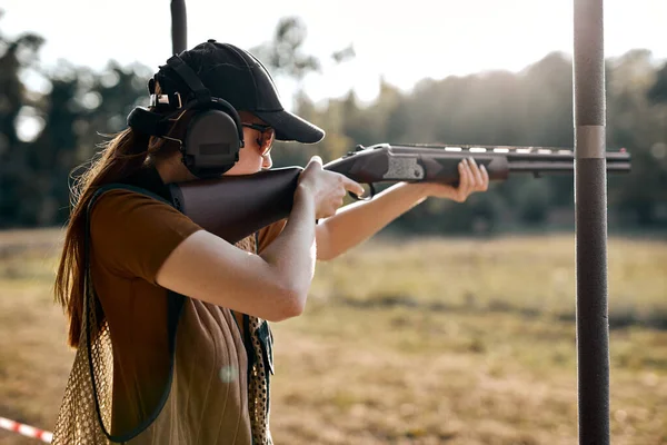 Mujer joven en clases tácticas de entrenamiento con armas. Señora con arma, vista trasera — Foto de Stock