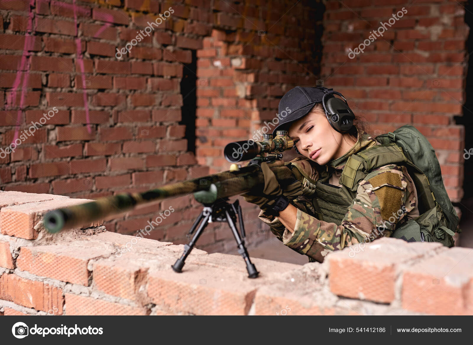 O caçador mira com um rifle. um homem camuflado está se preparando