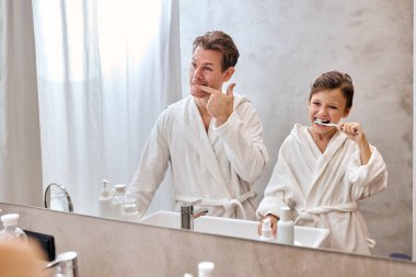 Dişlerini fırçalayan çocuk. Diş macunu ve fırçası olan çocuklar. Diş ve ağız temizliği, bakım