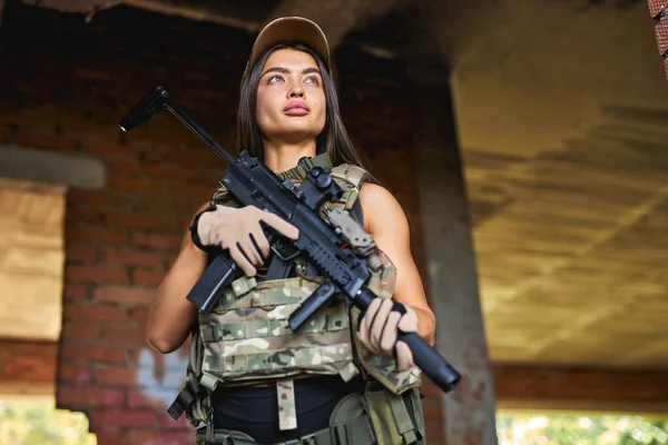 Femme de mode militaire avec fusil avec une vue optique. Femme armée avec arme — Photo