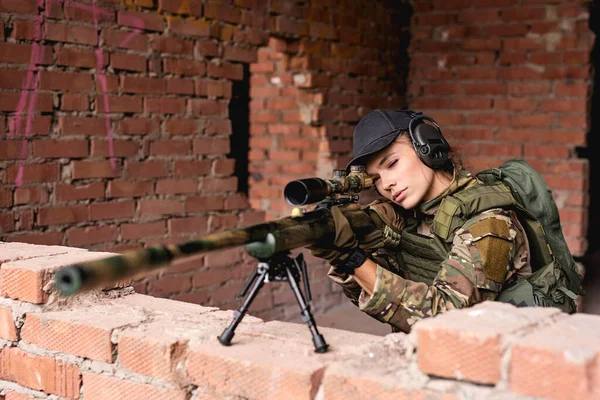 Attrayant caucasien soldat féminin avec fusil de sniper avec vue télescopique, garder la défense — Photo