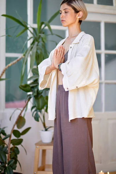 Magnifique jeune femme tenant la main en namaste ou en prière, pratiquant le yoga et méditant — Photo