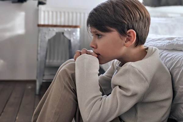 Retrato de triste deprimido americano bonito menino criança sozinho sentado no chão em casa — Fotografia de Stock