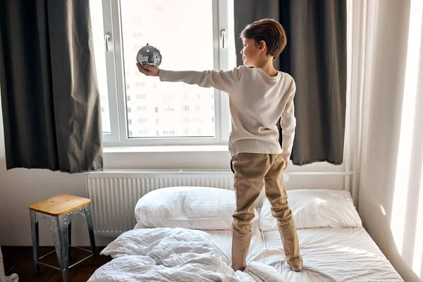 Celebración de vacaciones. Un niño adorable listo para la fiesta. tiempo para relajarse. año nuevo —  Fotos de Stock