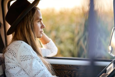 Sakin bir kadın klasik bir minivan kullanıyor. Yalnız seyahat eden bir kadın.